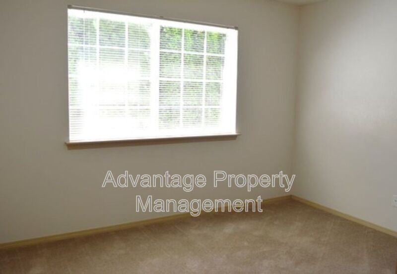 739 Jackson St W #3 - Photo 5 of 16