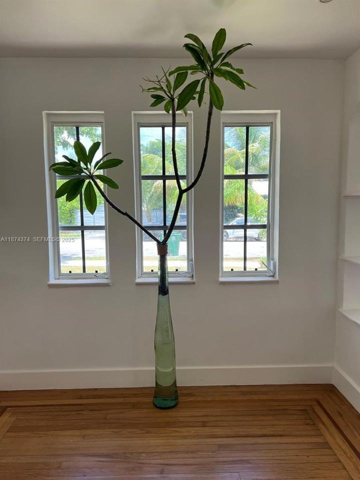 668 Northeast 72nd Terrace - Photo 3 of 33