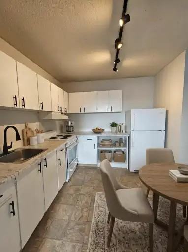 9570 163 St Nw #303B - Photo 3 of 7