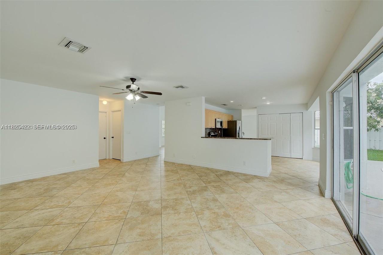 1127 Southwest 104th Way - Photo 3 of 40