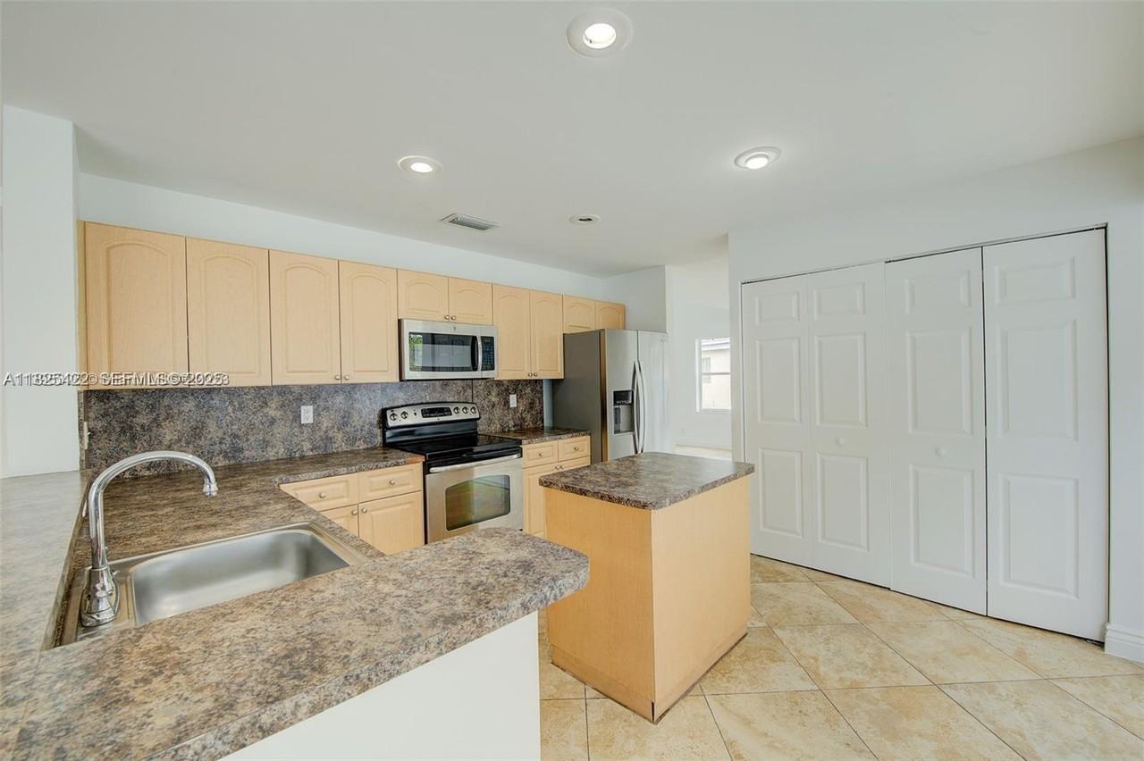 1127 Southwest 104th Way - Photo 4 of 40