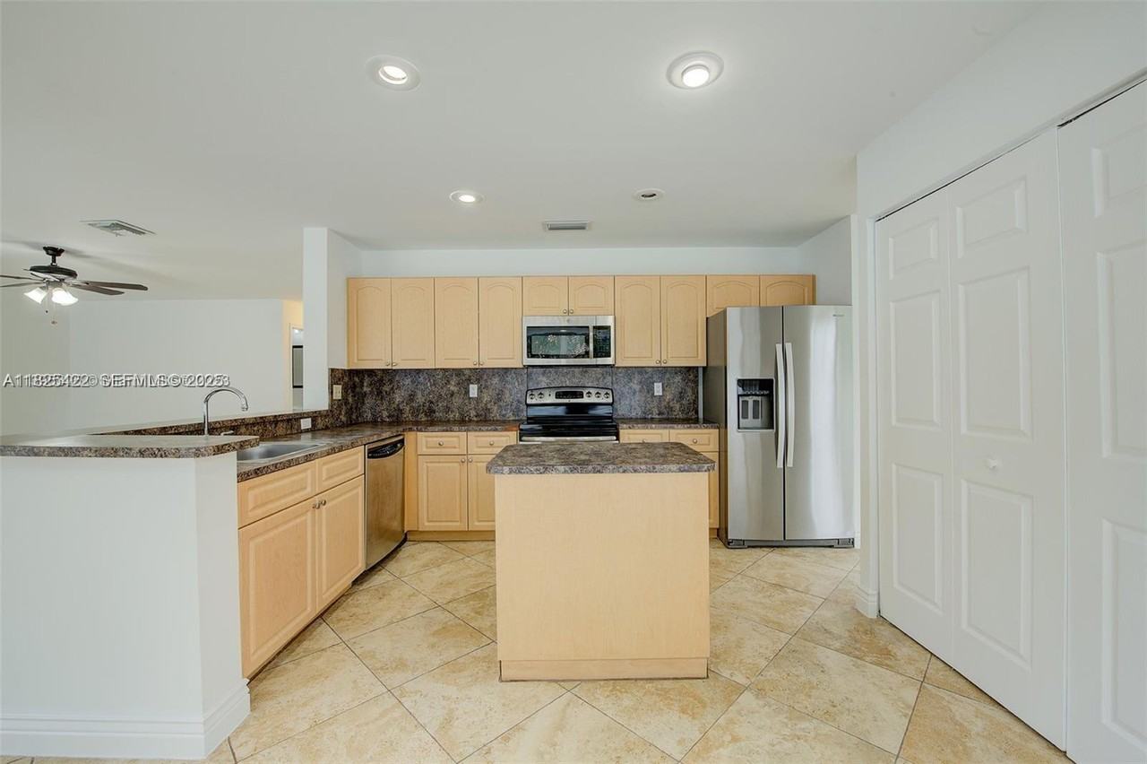 1127 Southwest 104th Way - Photo 6 of 40