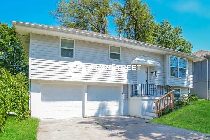 601 S Central St - Photo 2 of 17