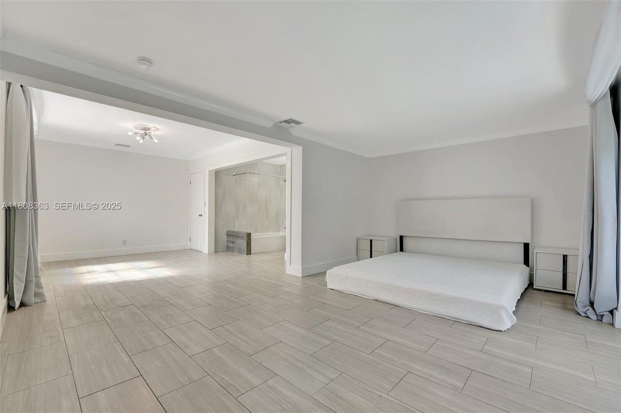 701 Northeast 8th Street - Photo 2 of 42