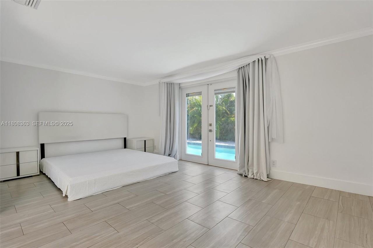 701 Northeast 8th Street - Photo 3 of 42