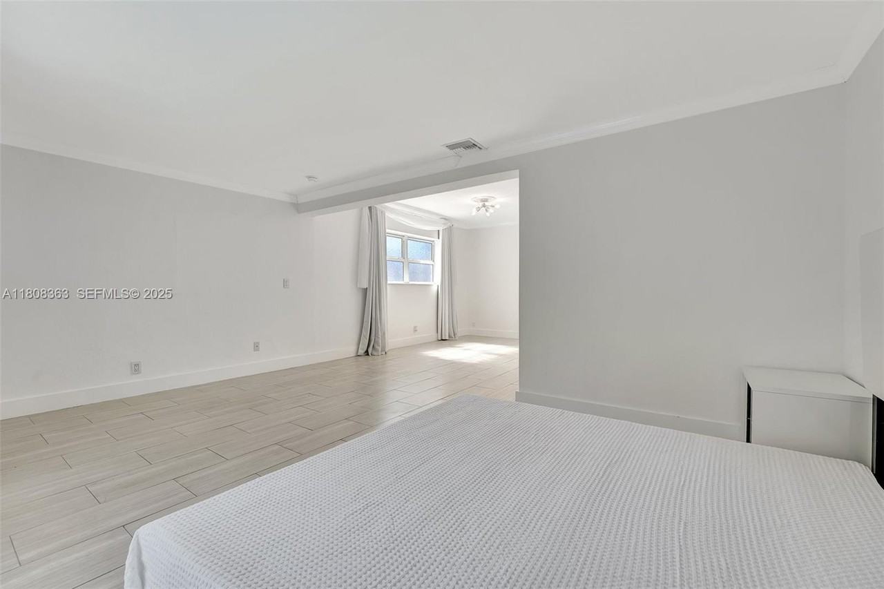 701 Northeast 8th Street - Photo 4 of 42