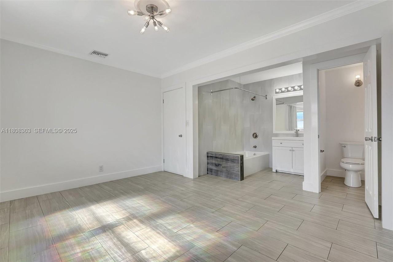 701 Northeast 8th Street - Photo 5 of 42