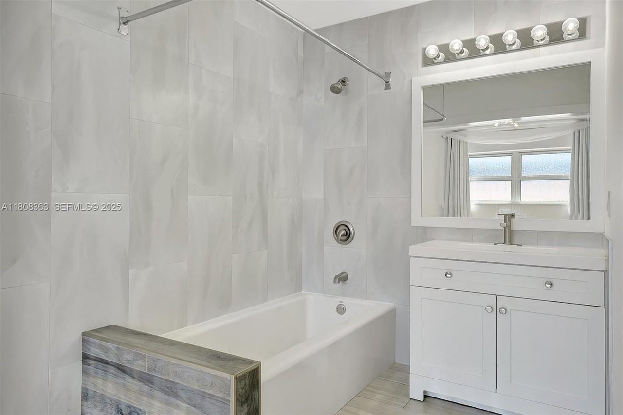 701 Northeast 8th Street - Photo 7 of 42