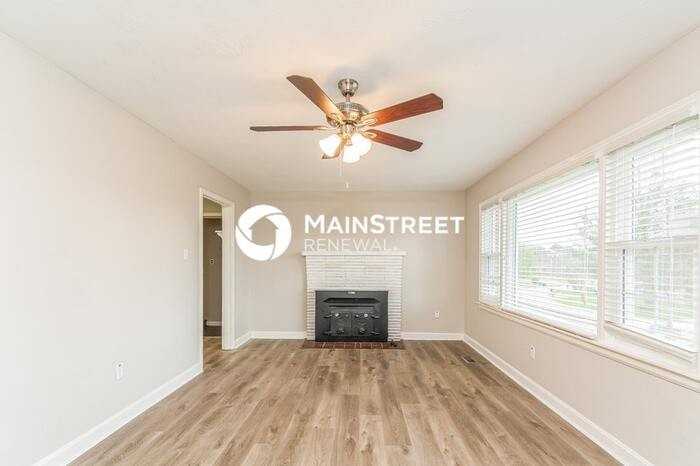 212 Meadowview Dr - Photo 3 of 16