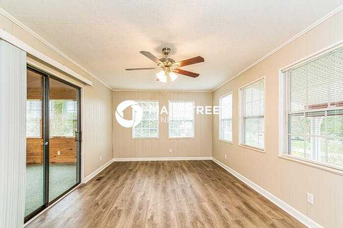 212 Meadowview Dr - Photo 4 of 16