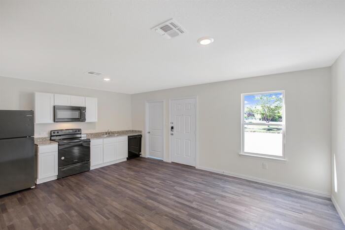 2209 8th St #A - Photo 5 of 14