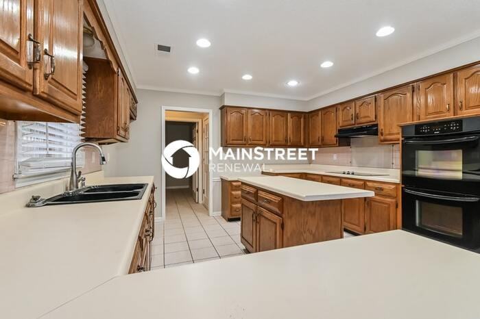 2231 Oak Hollow Ln - Photo 6 of 17