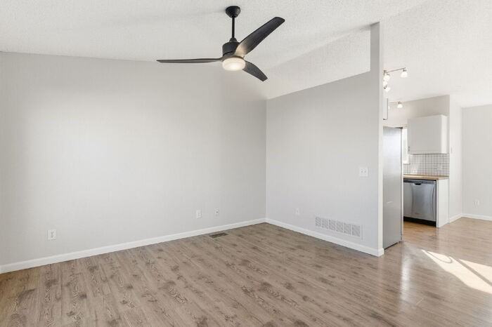 926 Daffodil St - Photo 3 of 29