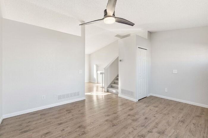 926 Daffodil St - Photo 4 of 29