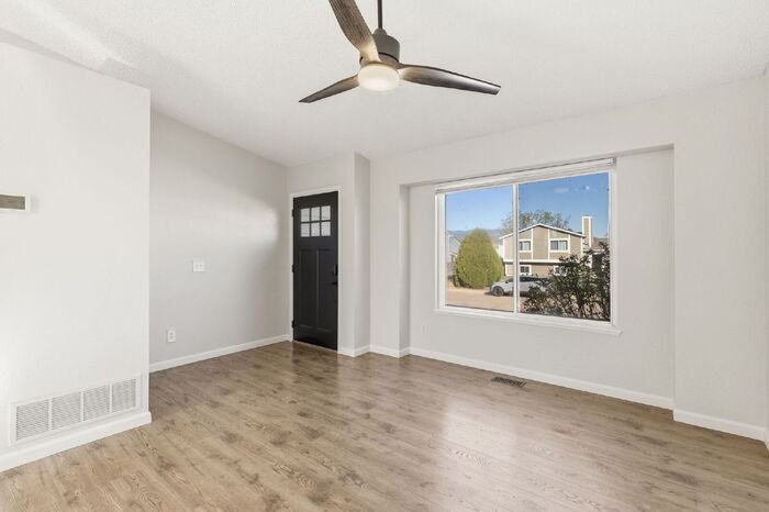 926 Daffodil St - Photo 5 of 29