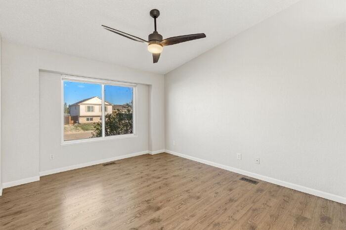 926 Daffodil St - Photo 6 of 29