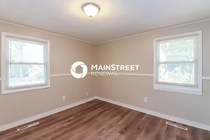 8067 Norwich Dr - Photo 5 of 15