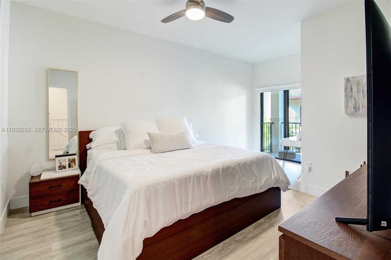 4656 Northwest 83rd Parkway #0 - Photo 4 of 49