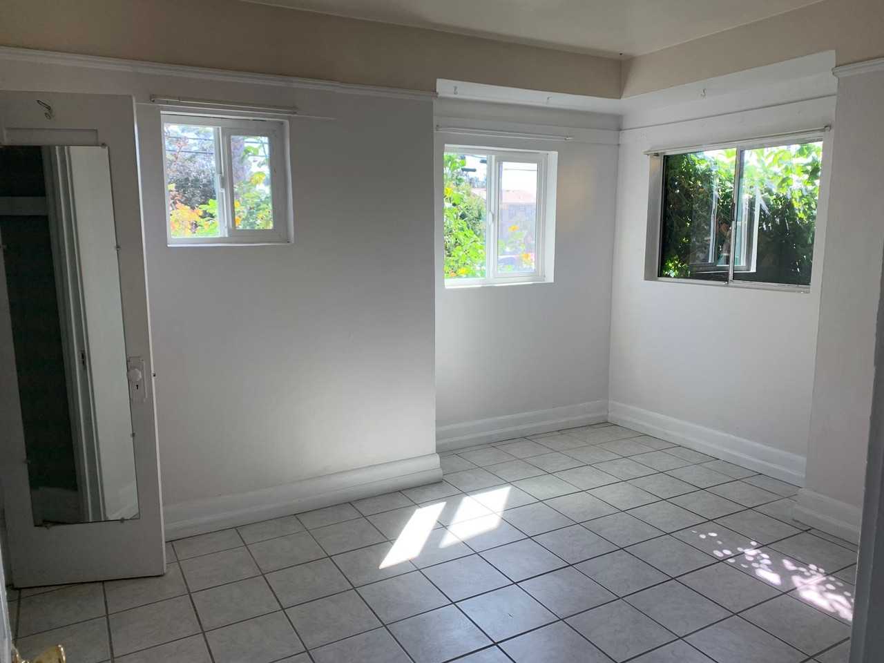 917 E 6th St - Photo 2 of 6