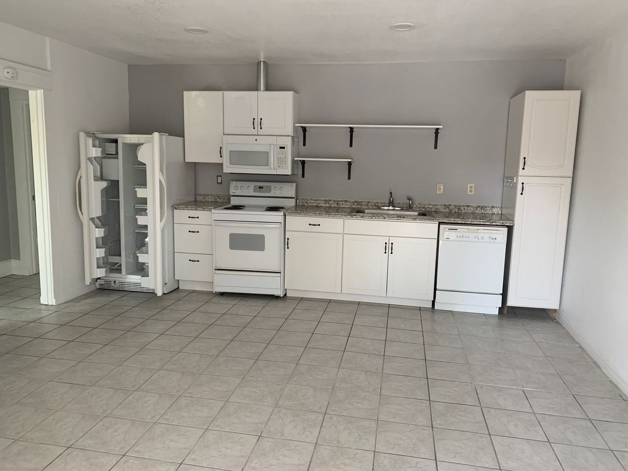 917 E 6th St - Photo 3 of 6