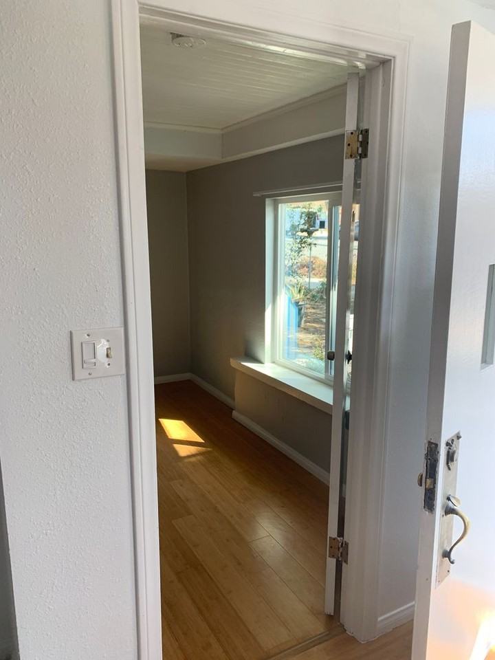 917 E 6th St - Photo 4 of 6