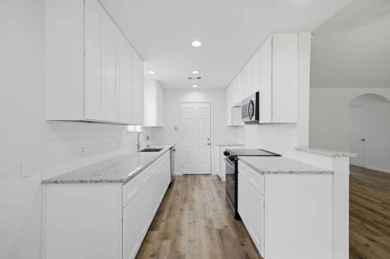 6011 Bankside Dr - Photo 2 of 30