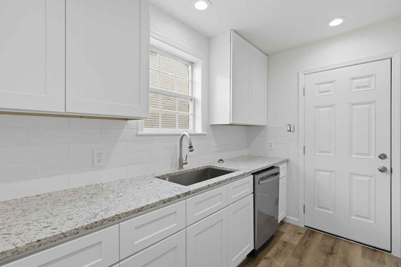 6011 Bankside Dr - Photo 4 of 30