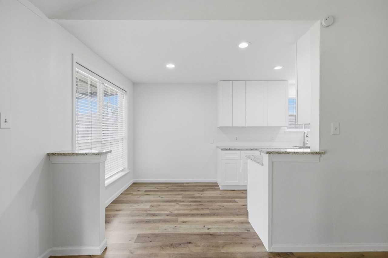 6011 Bankside Dr - Photo 5 of 30