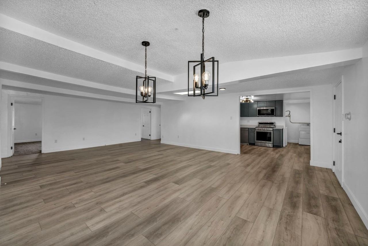 360 Westbrook Ln - Photo 4 of 43