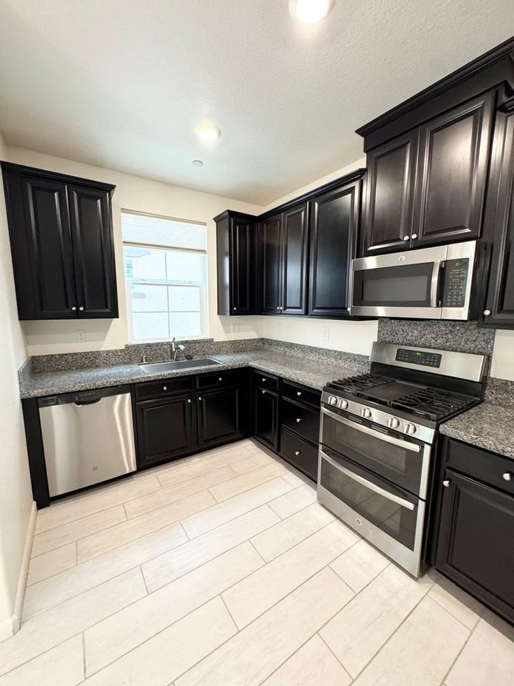 5033 Denholme Ln - Photo 6 of 21