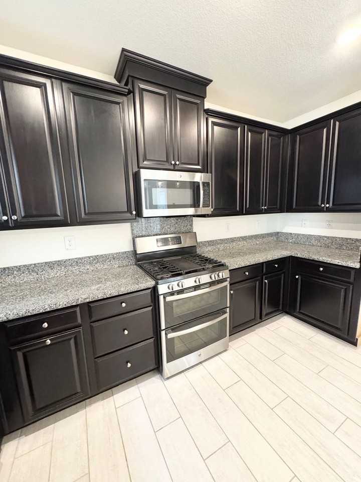 5033 Denholme Ln - Photo 7 of 21