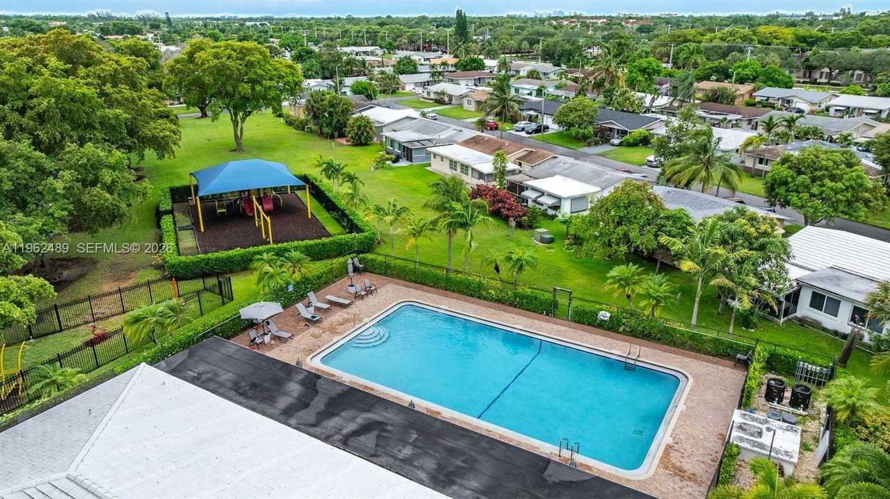 7313 Northwest 57th Court - Photo 5 of 13