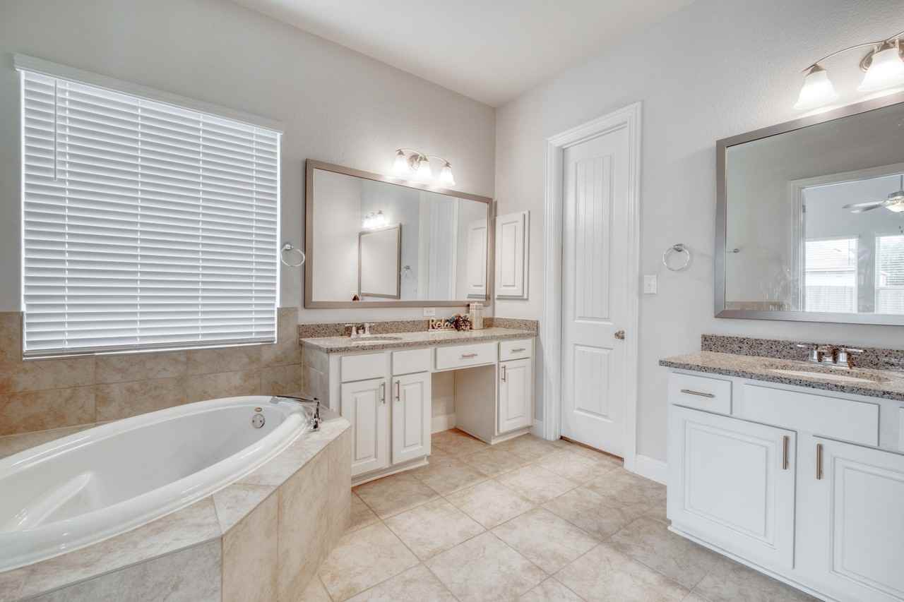 18012 Leccion Dr - Photo 4 of 7