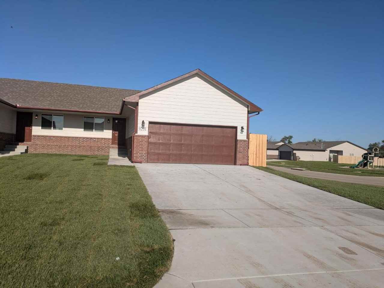 Fox Pointe Ct - Photo 2 of 10