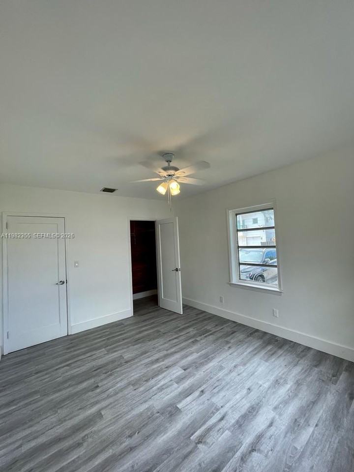 820 Southeast 12th Court #1 - Photo 6 of 8