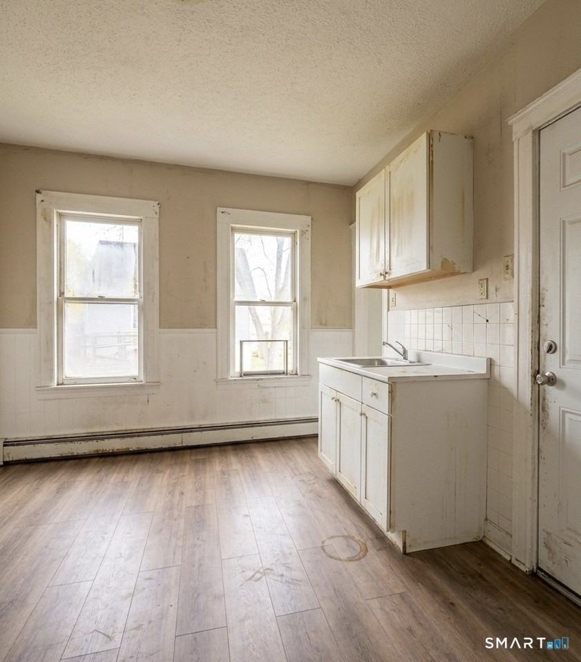 341 Stanley St - Photo 2 of 15