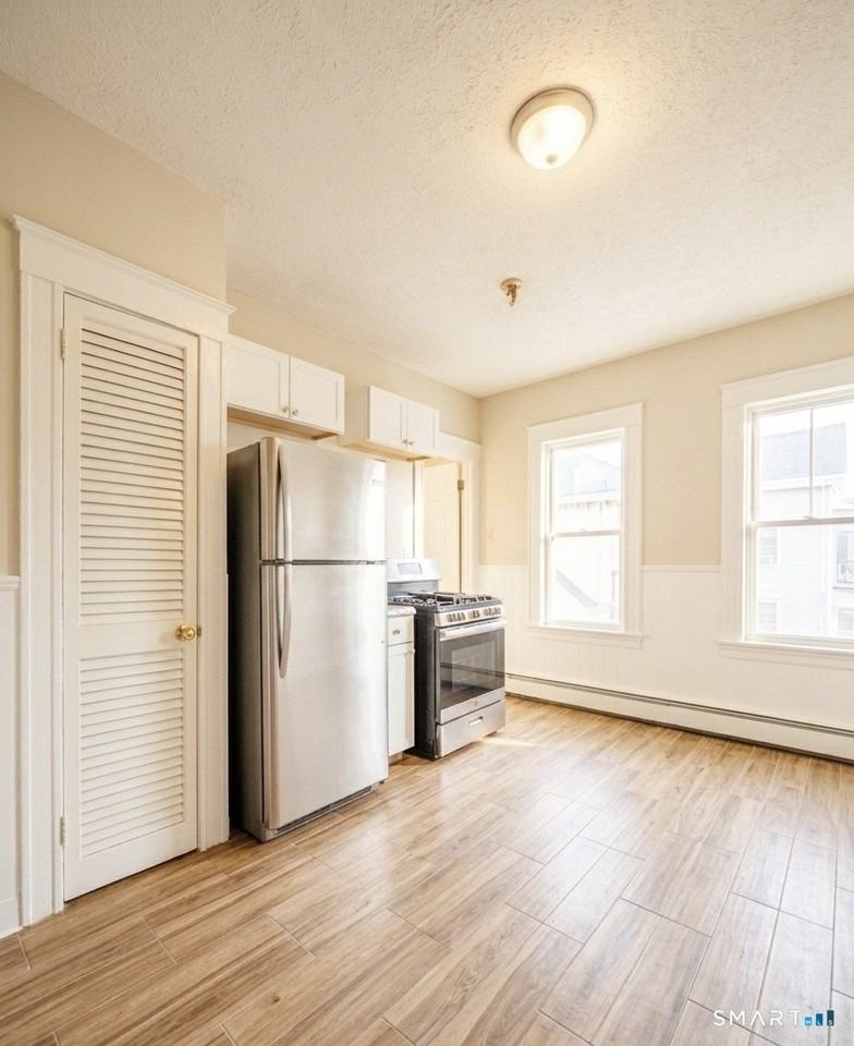 341 Stanley St - Photo 3 of 15