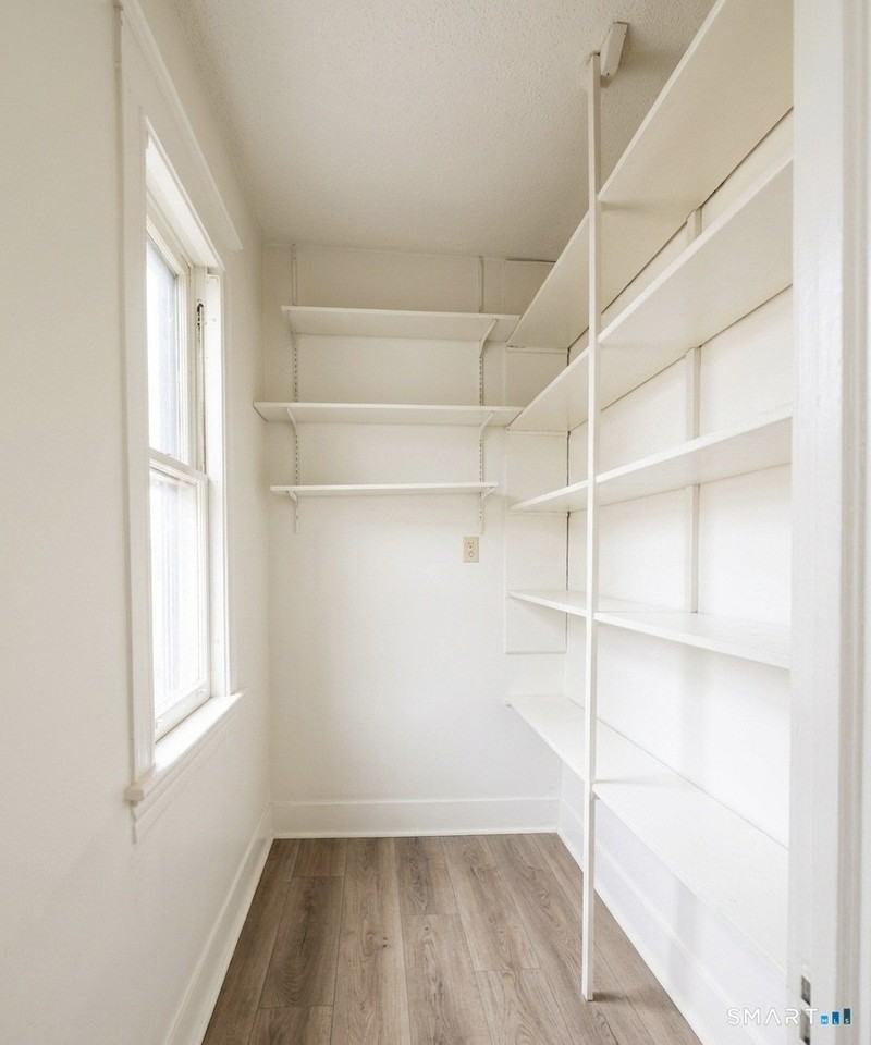 341 Stanley St - Photo 4 of 15