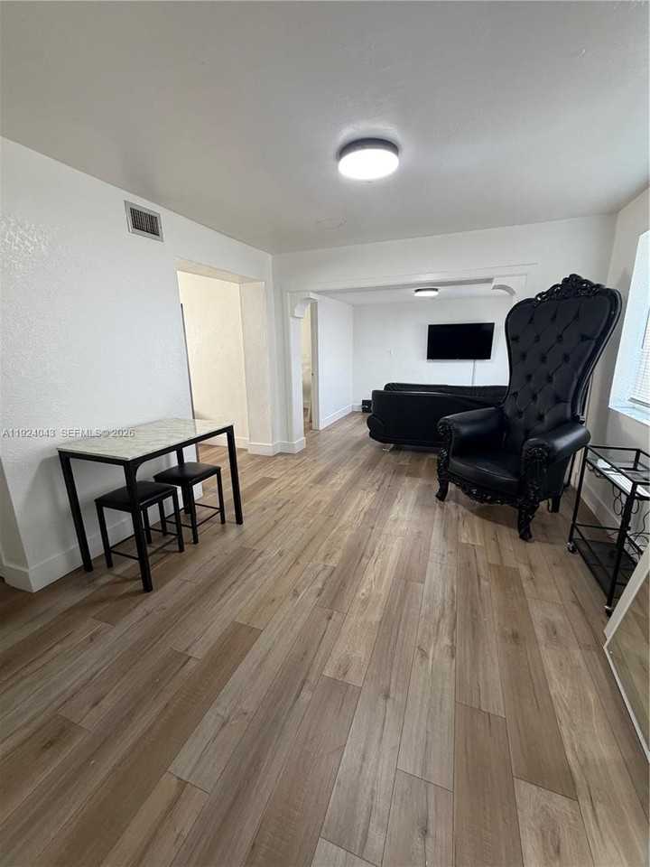 506 Northwest 60th Way - Photo 4 of 17