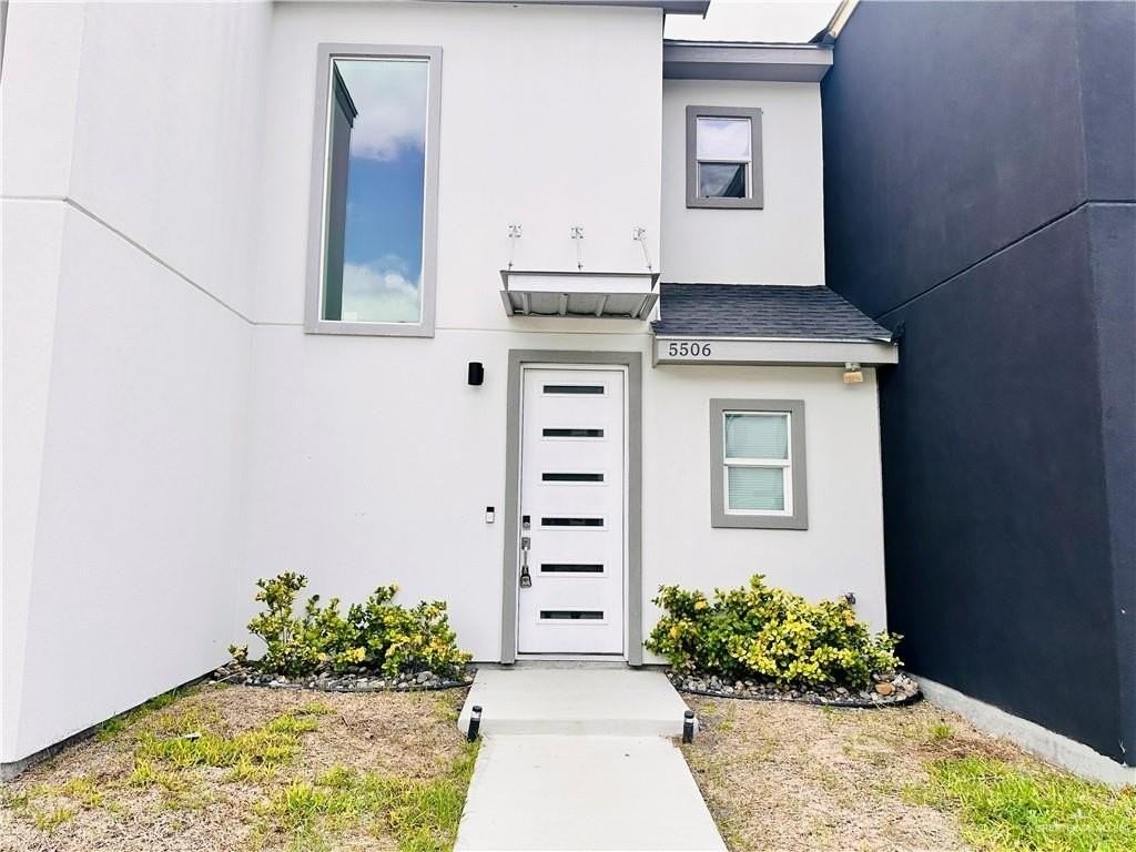 5506 N Crown Pt