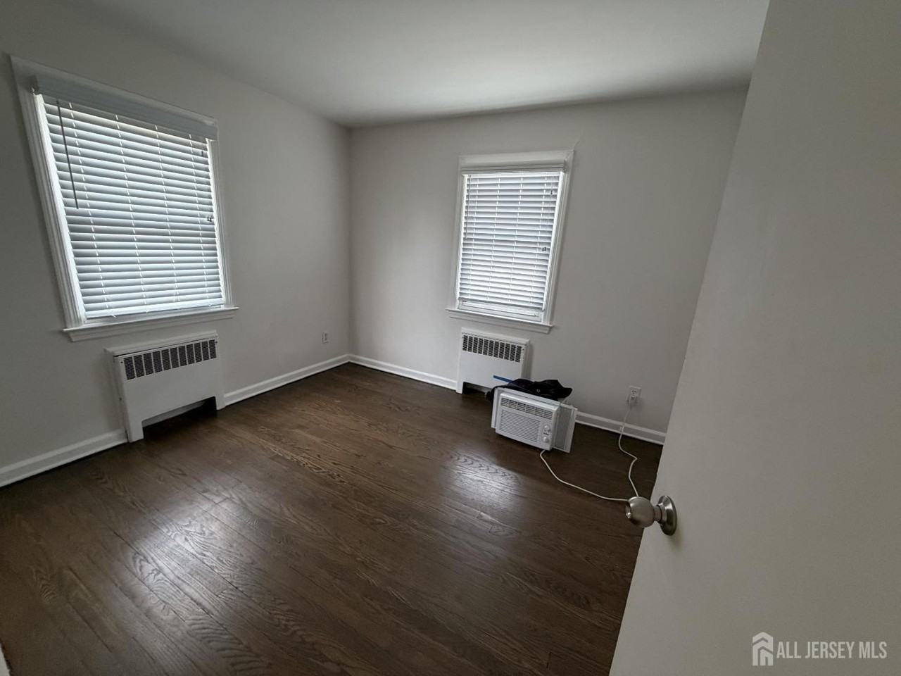 2729 Woodbridge Ave - Photo 5 of 15