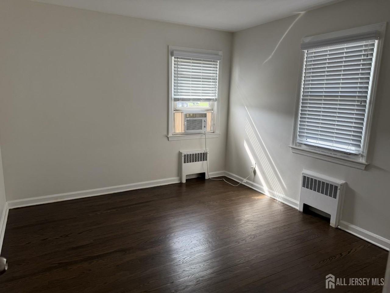 2729 Woodbridge Ave - Photo 6 of 15