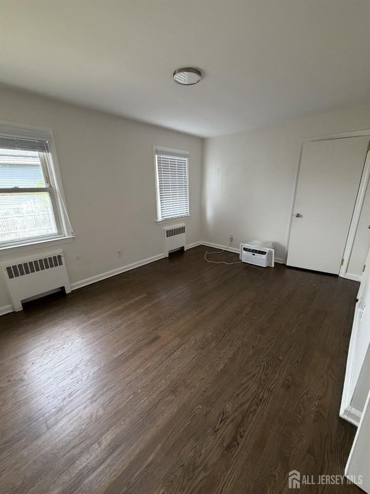 2729 Woodbridge Ave - Photo 7 of 15