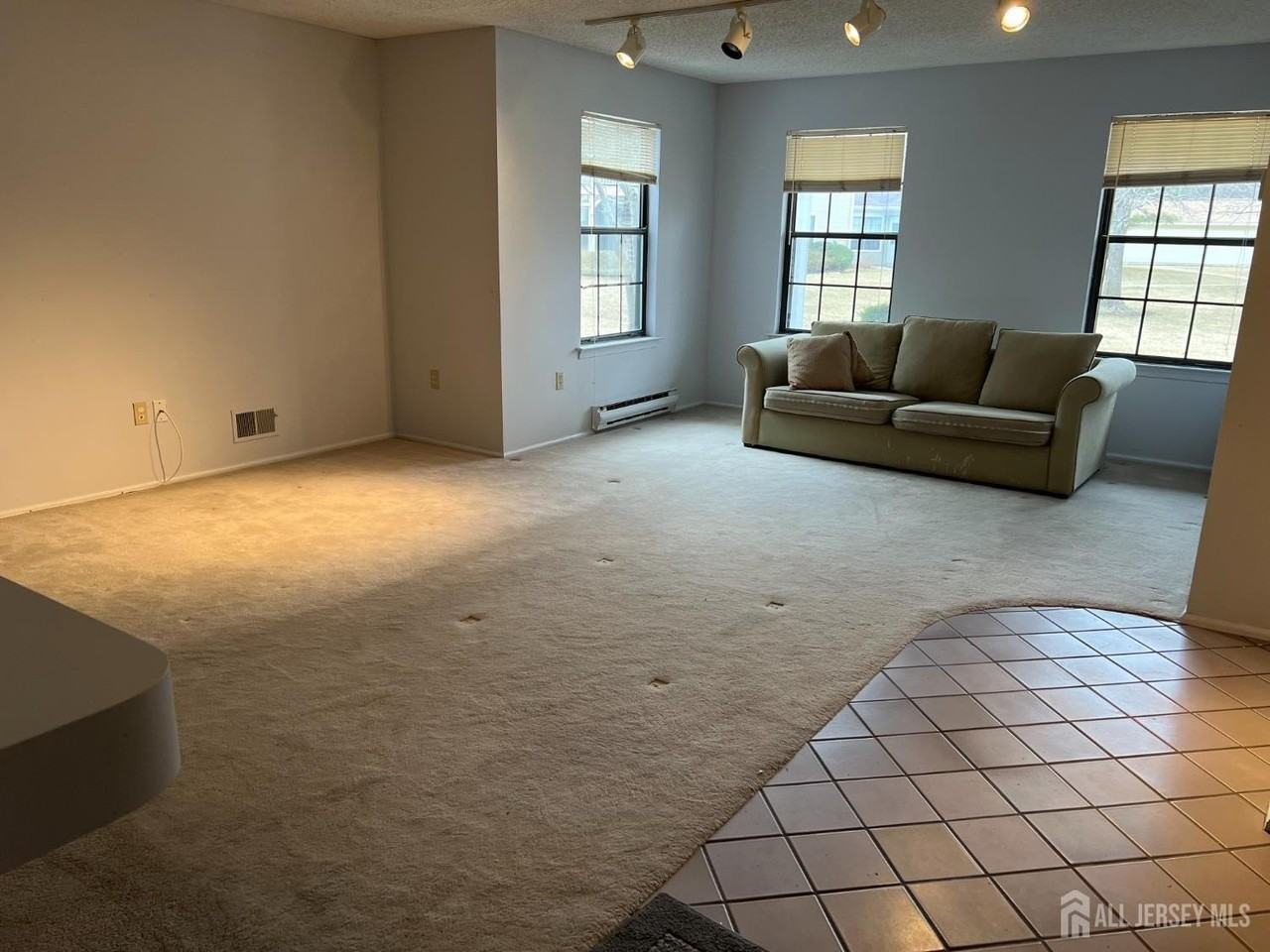 196 Wycoff Way W - Photo 2 of 8