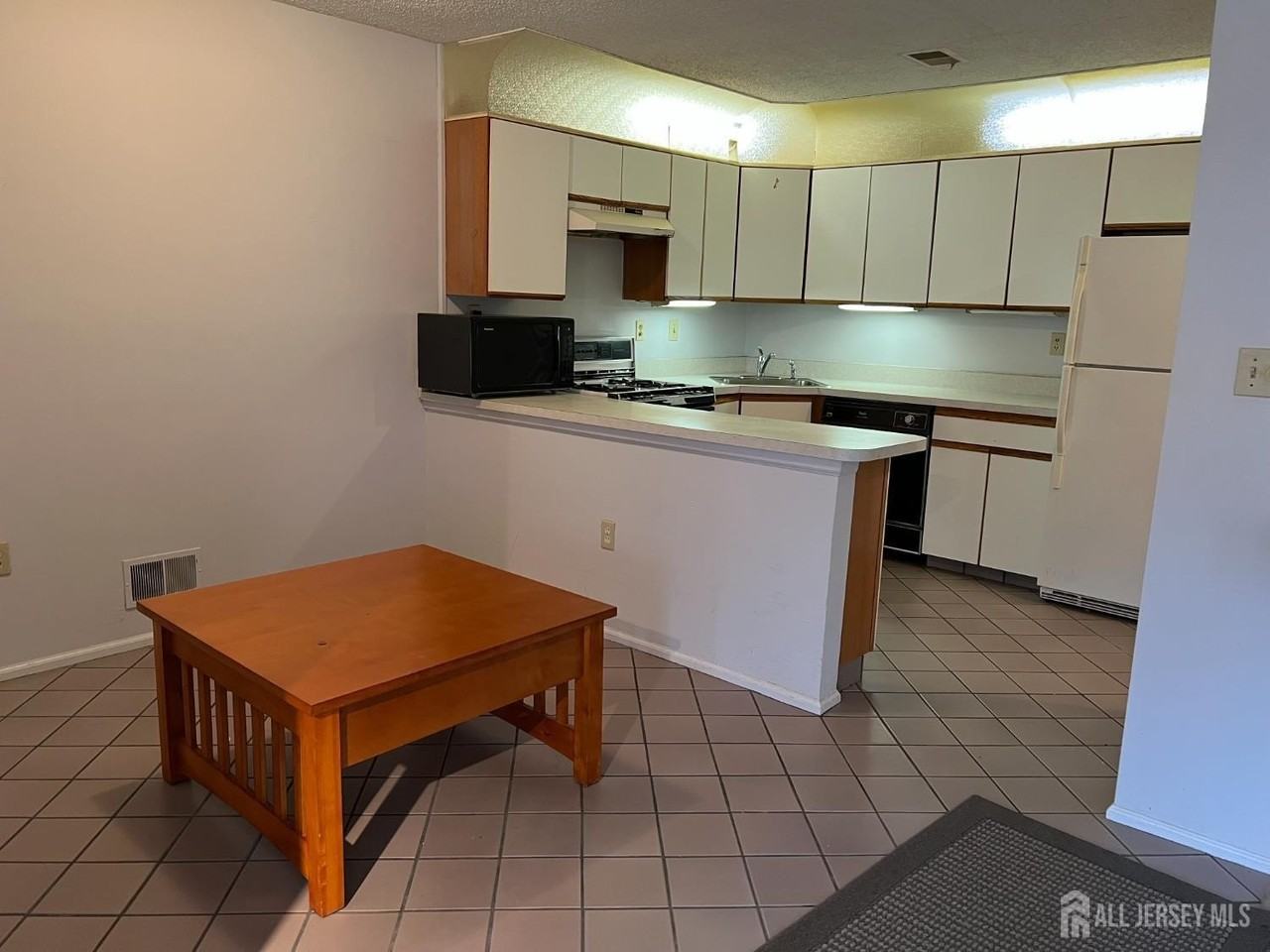 196 Wycoff Way W - Photo 3 of 8