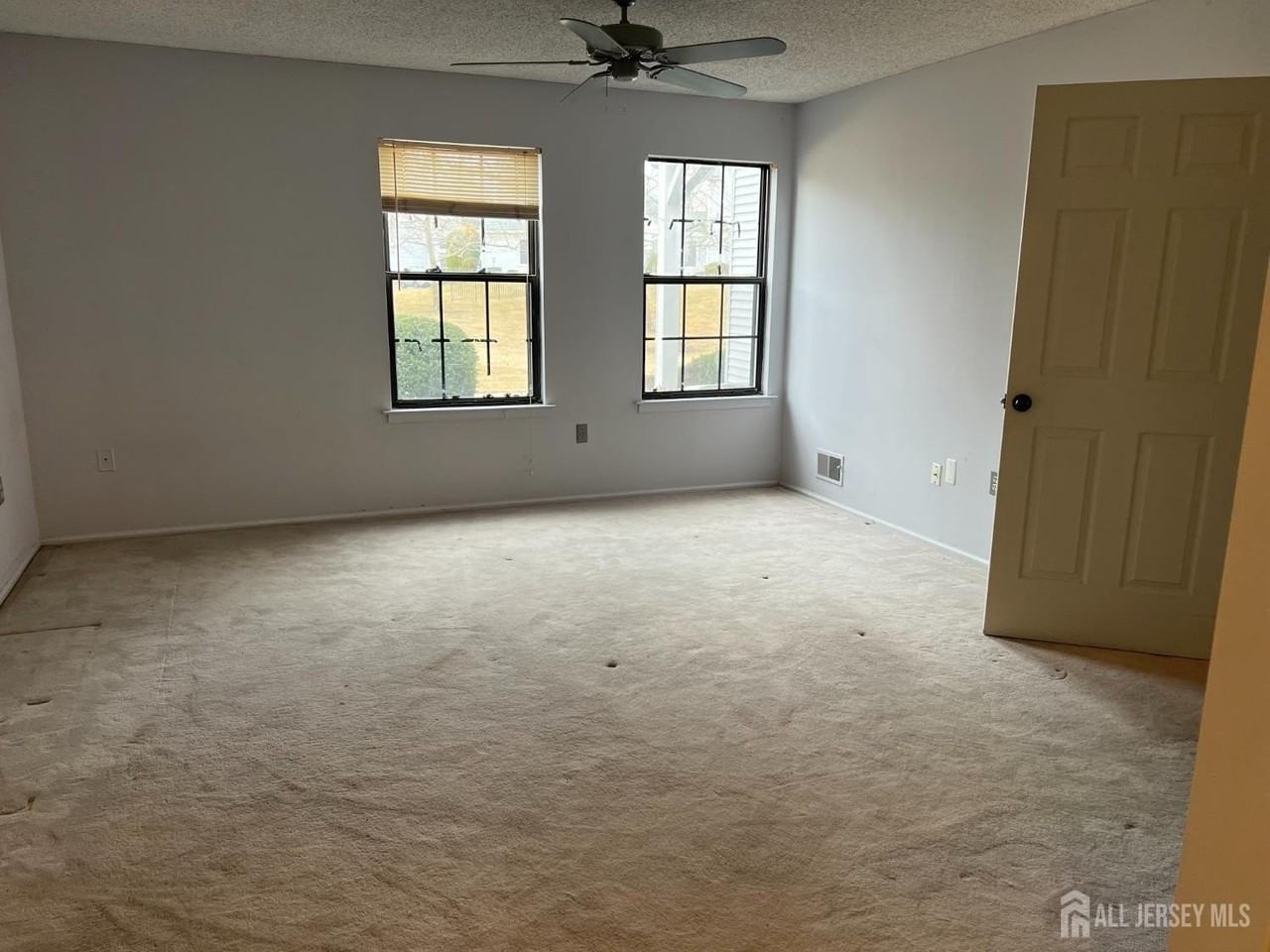 196 Wycoff Way W - Photo 4 of 8