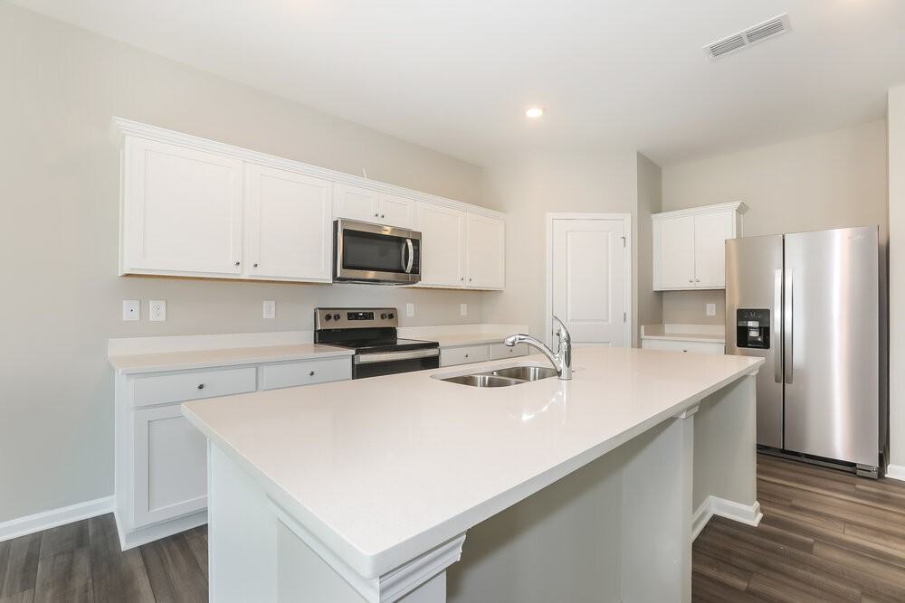 39 Hyde Park - Photo 5 of 16