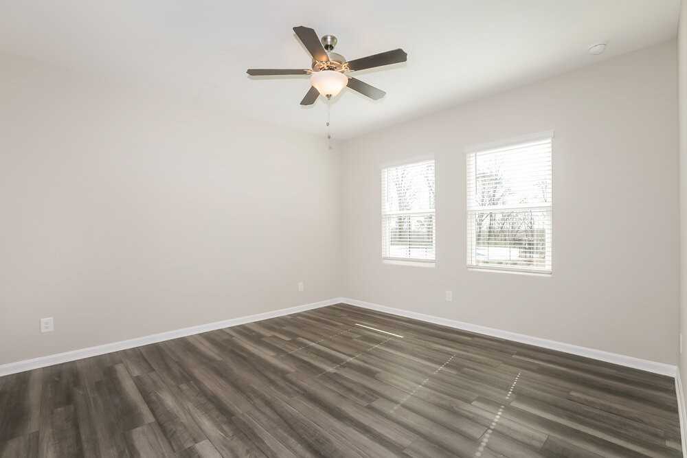 39 Hyde Park - Photo 7 of 16