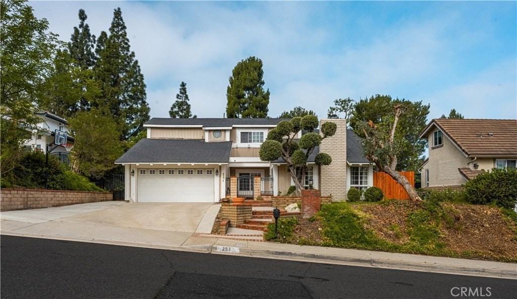 257 S Hillcrest St - Photo 3 of 27