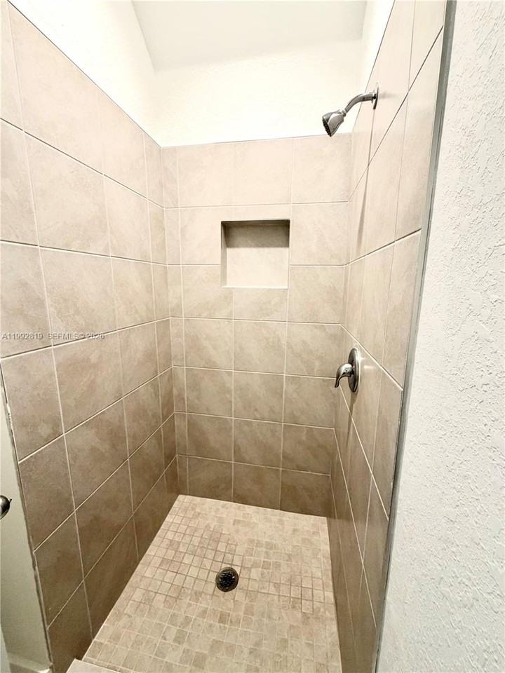 359 Northeast 16th Street - Photo 4 of 48